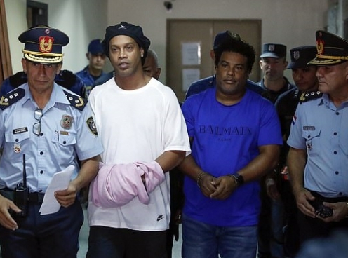 Ronaldinho 'chạy án' bất thành dù chi tới 2,4 triệu đô la