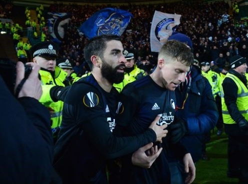 Tấn công cảnh sát, một cầu thủ bị UEFA cấm thi đấu 3 trận