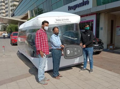 Ô tô đựng trong 'bong bóng an toàn' để giao khách hàng tại Ấn Độ