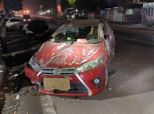 Thái Nguyên: Nữ tài xế mất lái, ô tô con lao vào cột điện hư hỏng nặng