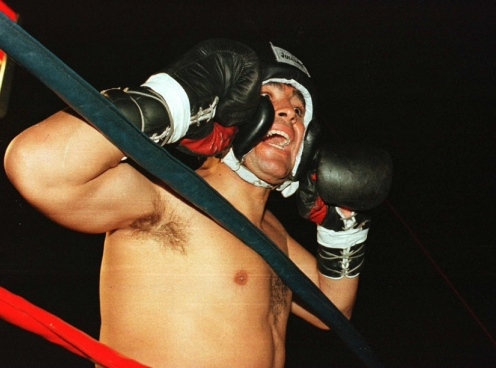 Trở lại 1996: Maradona lên sàn Boxing, ghẹo cả trọng tài
