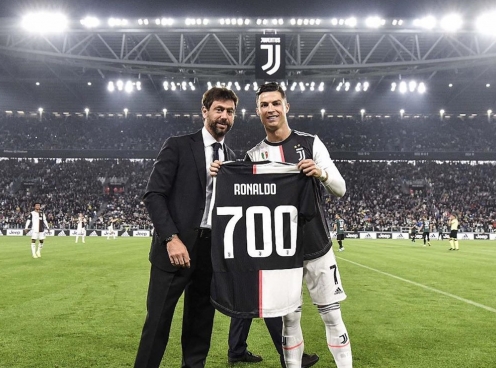 C. Ronaldo nhận chiếc áo đặc biệt từ chủ tịch Juventus