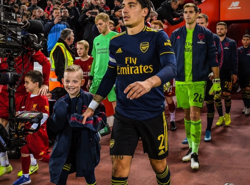 Sao Arsenal khoác áo cho cậu bé mascot bị lạnh 