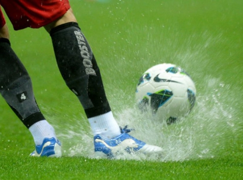 Đá bóng sân ướt các cầu thủ thường đi giày thế nào?