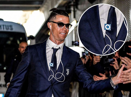 Ronaldo gây sốt vì vẫn dùng tai nghe có dây và iPod shuffle