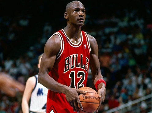 Bóng có chữ kí của Michael Jordan giá hơn 140 triệu đồng