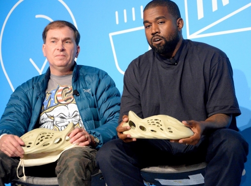 Kanye West hé lộ thời điểm bán dép YEEZY Foam Runner