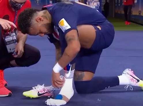 Tại sao nhiều cầu thủ quấn băng cổ chân như Neymar?