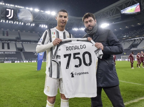 C. Ronaldo nhận quà 'đặc biệt' mừng bàn thắng thứ 750