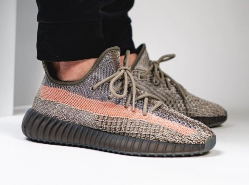 Trên chân Adidas YEEZY BOOST 350 V2 Ash Stone