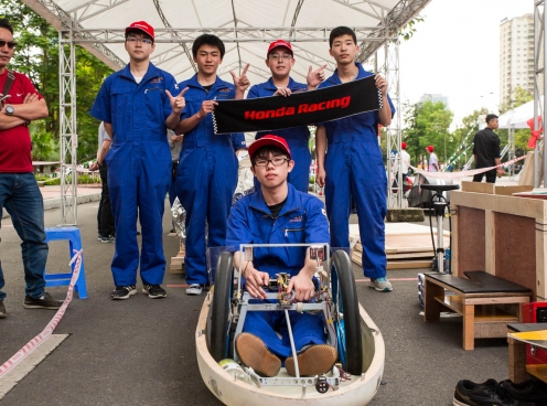 Bạn trẻ Nhật Bản chia sẻ bí quyết trong chế tạo xe tiết kiệm nhiên liệu