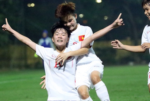 Siêu phẩm sút phạt của U19 nữ Việt Nam khởi đầu cho cơn mưa bàn thắng vào lưới Singapore