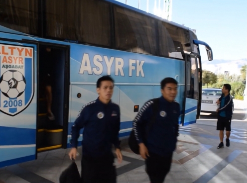 VIDEO: Văn Quyết và các đồng đội 'phờ phạc' sau chuyến bay dài đến Turkmenistan