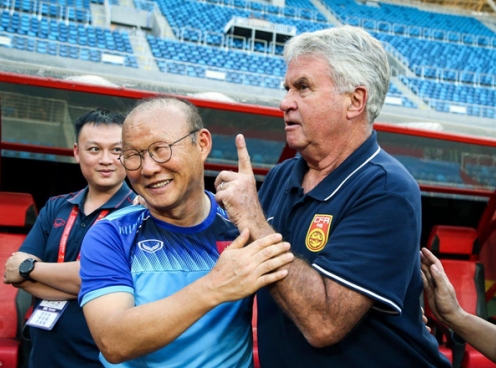 VIDEO: Ông Park xúc động cúi chào HLV Guus Hiddink sau trận đấu với U22 Trung Quốc