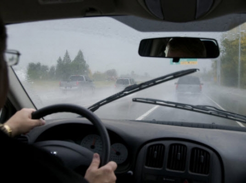 Thời tiết 6/4 mưa lớn, ô tô, xe máy chú ý lái xe an toàn
