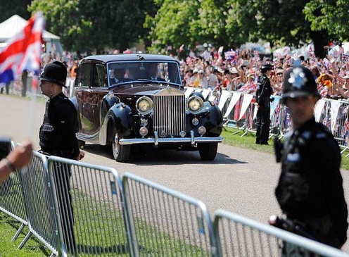 Tân nương hoàng gia Anh ngồi xe hoa Rolls-Royce Phantom IV tới lễ đường