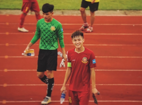 Cựu tuyển thủ U19 VN phản ứng bất ngờ khi trọng tài nữ cầm cờ ở hạng Nhất