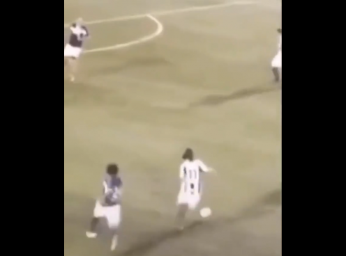 VIDEO: Khi siêu trí tuệ biến thủ môn thành trò hề trên sân bóng