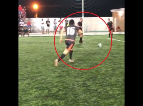 VIDEO: Dàn xếp đá phạt theo kiểu 'đánh đố thủ môn'