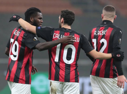 AC Milan giành 3 điểm trong cơn mưa bàn thắng