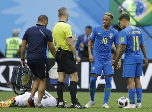 Neymar văng tục trước mặt trọng tài