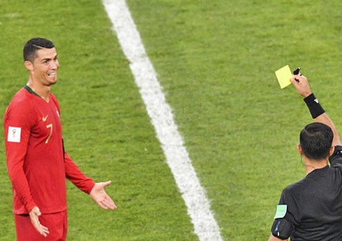 Ronaldo may mắn thoát thẻ đỏ sau tình huống chơi xấu