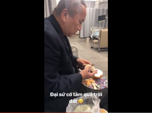 VIDEO: Xúc động hình ảnh đại sứ VN bổ táo cho Đình Trọng
