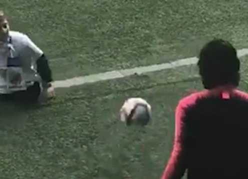VIDEO: Xúc động hình ảnh Cavani chơi bóng với cậu bé khuyết tật