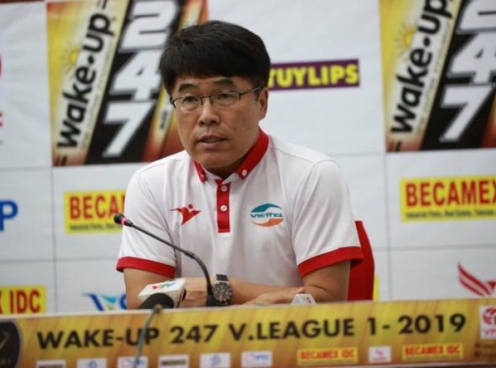 HLV Hàn Quốc uất ức vì bàn thắng thiếu fair-play của Bình Dương