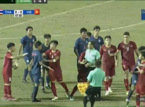 VIDEO: Cầu thủ Thái Lan gây hấn suýt dẫn đến ẩu đả với Việt Nam