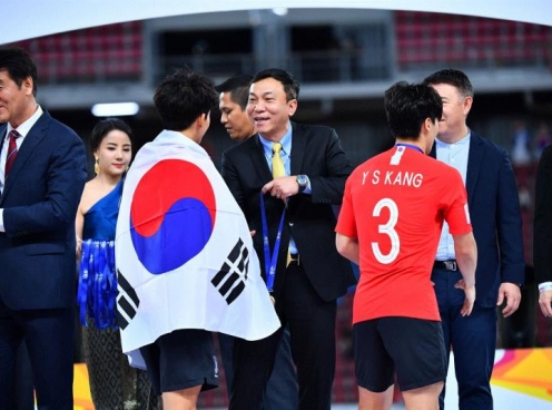 PCT Trần Quốc Tuấn đại diện AFC trao cúp vô địch U23 châu Á