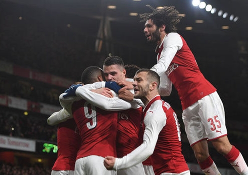 VIDEO: Cầu thủ Arsenal tung đòn đẹp mắt hạ gục đồng nghiệp