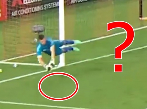 VIDEO: Không hiểu thứ thủ môn này cản phá là gì?