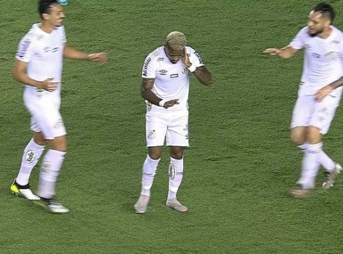VIDEO: Cầu thủ 'check VAR' để ăn mừng bàn thắng