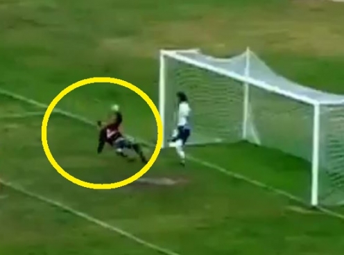 VIDEO: Hậu vệ hạ knock-out thủ môn rồi phản lưới hài hước