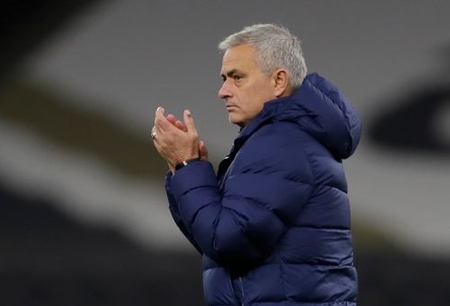 Phản ứng của Mourinho khi hai cầu thủ Tottenham biến mất