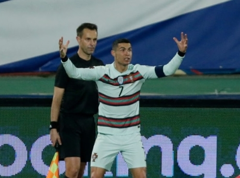 UEFA nêu lý do không có goal-line khi Ronaldo bị tước bàn thắng