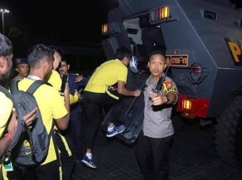 Cầu thủ Malaysia rời sân của Indonesia bằng xe bọc thép