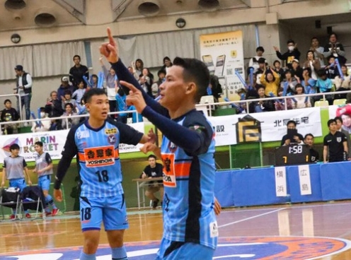 Tuyển thủ Futsal Việt Nam ghi bàn tại giải đấu của Nhật Bản