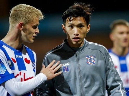 Văn Hậu tự tin chỉ huy hàng phòng ngự của Jong Heerenveen