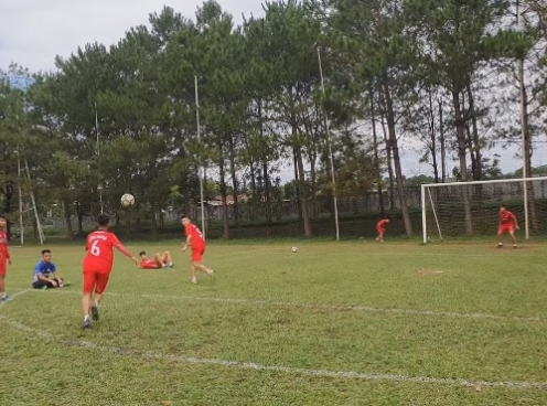 VIDEO: Đàn em Công Phượng tái hiện siêu phẩm volley của Zidane