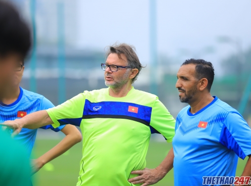 'Phù thủy trắng' Troussier nghiêm khắc với các cầu thủ U18 Việt Nam