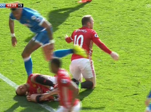 Cầu thủ Bournemouth đạp thẳng vào đầu Ibrahimovic