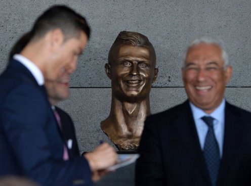 Chủ nhân của bức tượng Ronaldo ‘thảm họa’ nói gì?