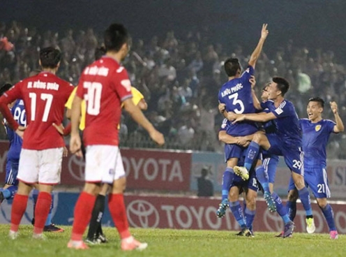 Quảng Nam thắng trận cầu đinh, độc chiếm ngôi đầu V-League