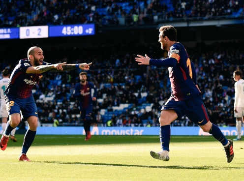 Messi kiến tạo cho Vidal khi chỉ đeo một bên giầy