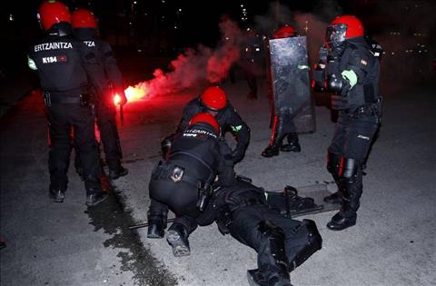 CĐV hỗn chiến tại Europa League, 1 cảnh sát thiệt mạng