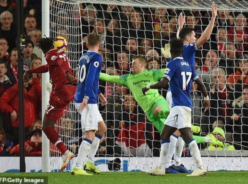 Liverpool đả bại Everton nhờ sai lầm phút bù giờ