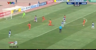 VIDEO: Quang Hải khiến thủ môn Sơn Đông phải trổ tài