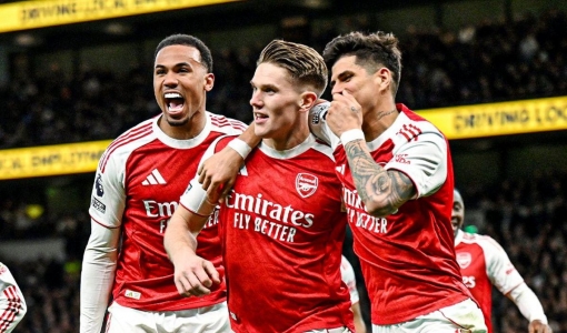 Arsenal dễ dàng hạ Tottenham, tiếp tục cuộc đua vô địch